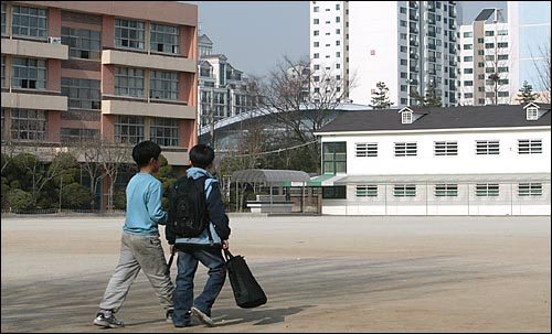 아이를 시흥시에 전학시켜놓고 보니, 한 반에 73명 콩나물 교실. 이래선 안 되겠다 싶어서 나는 거짓말을 결심했다. 사진은 서울의 한 초등학교 모습(기사 내용과 특정 관련이 없습니다).